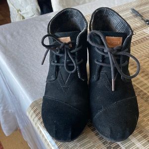 Black colored Toms Women